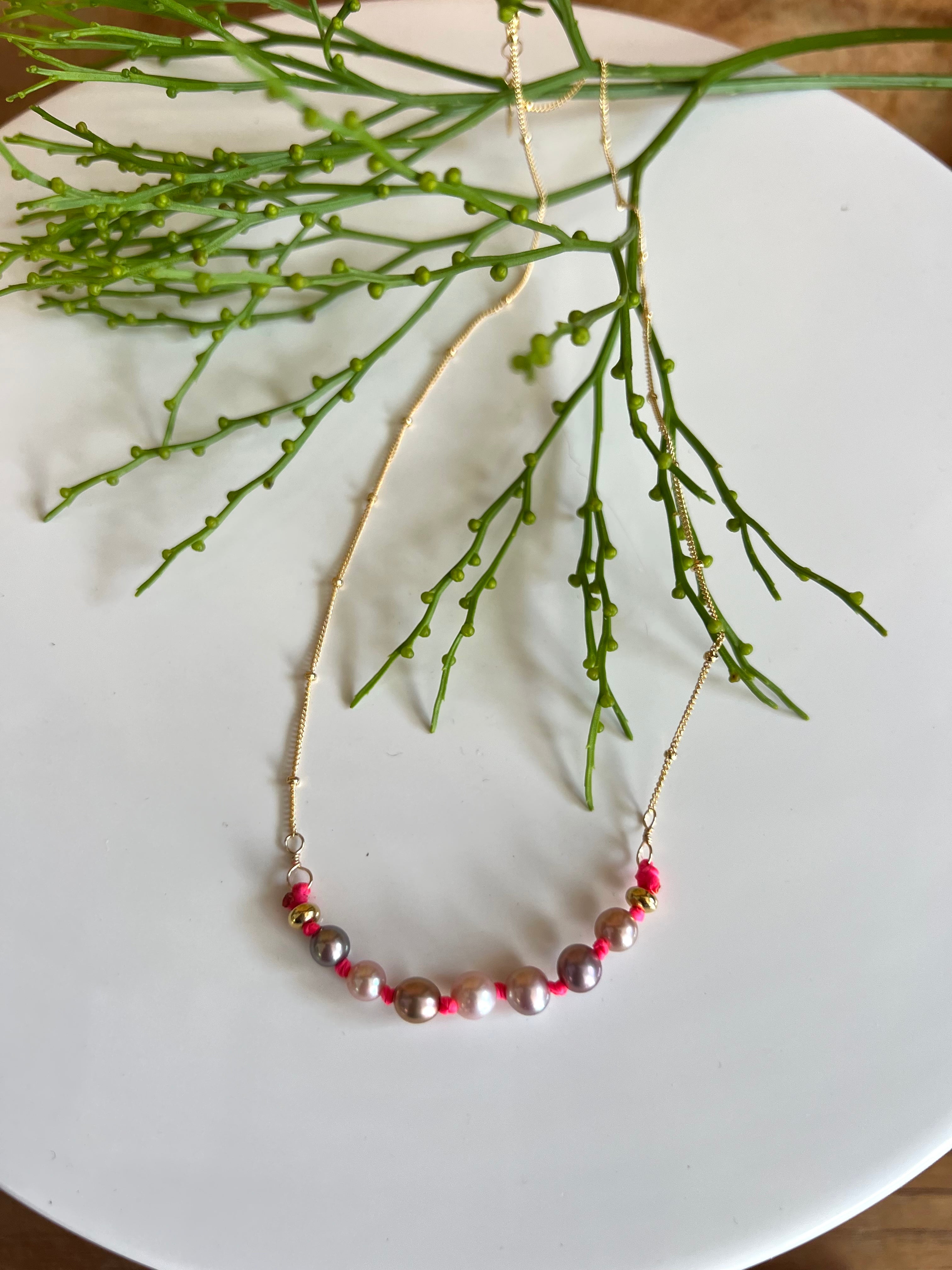 JaruJaru Collana Con Ciondolo Cuore In Pietra Rossa E Perle Keshi – Placcato Oro 18K – 40/45 Cm