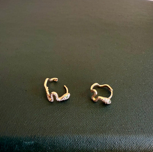 Snake huggies curved diamond + 14k