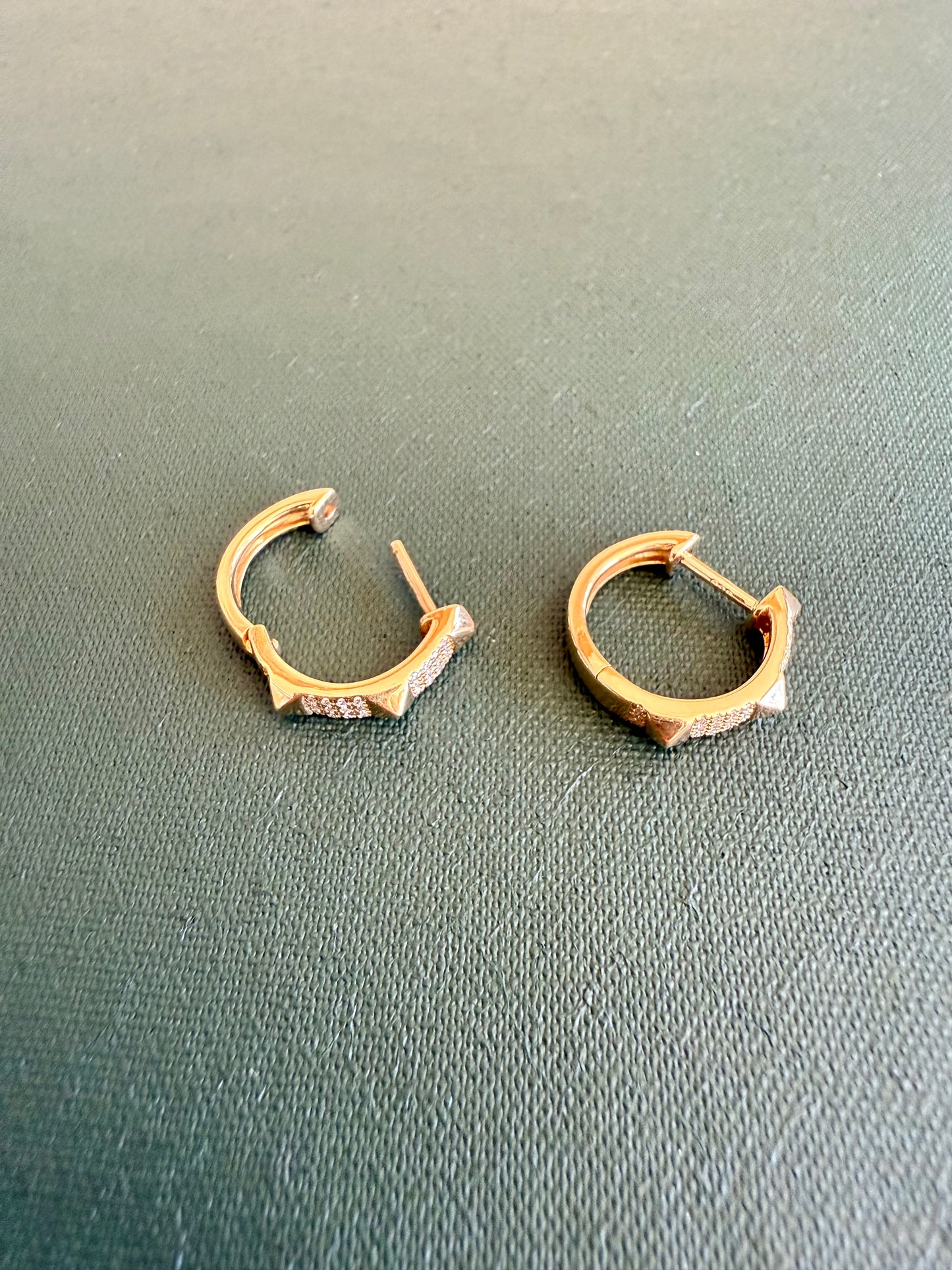 Pyramid stud Diamond + 14k gold