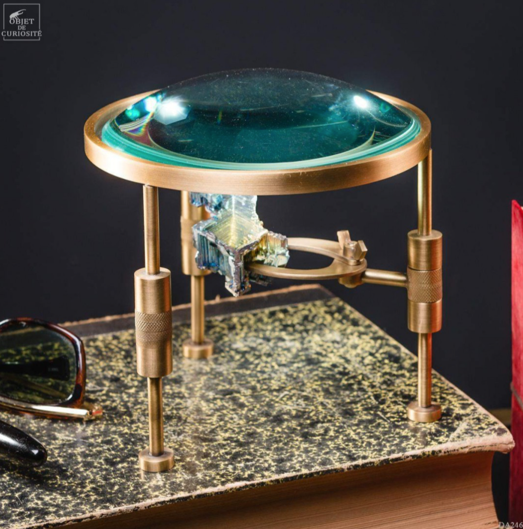 Loupe avec Magnifying Glass on Stand with Bismuth