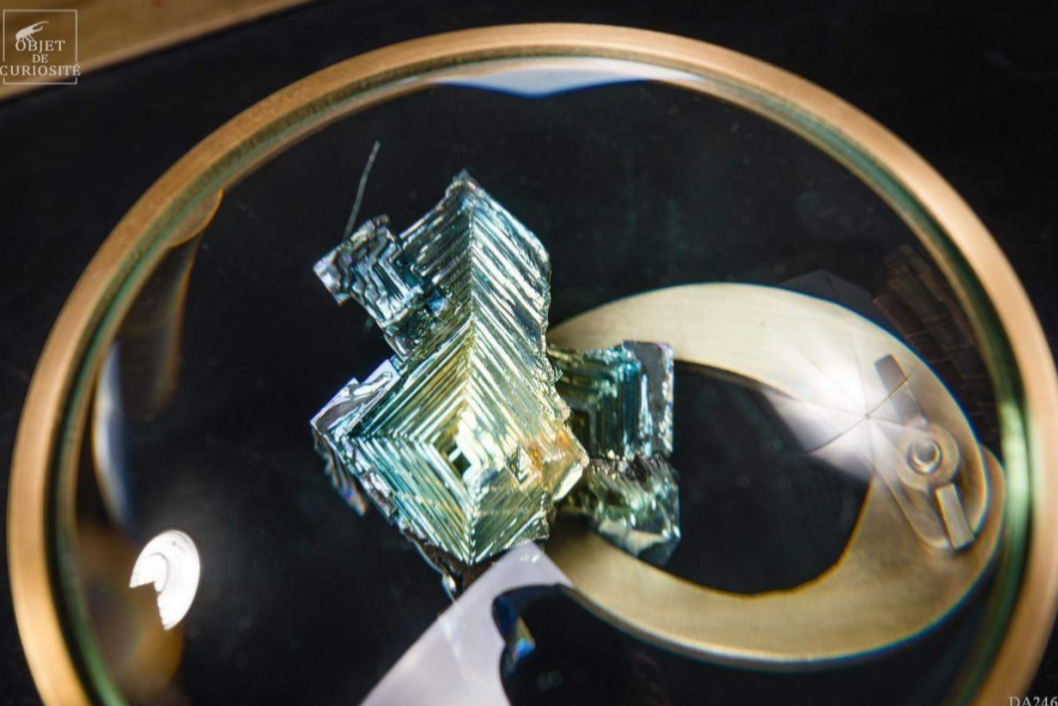 Loupe avec Magnifying Glass on Stand with Bismuth
