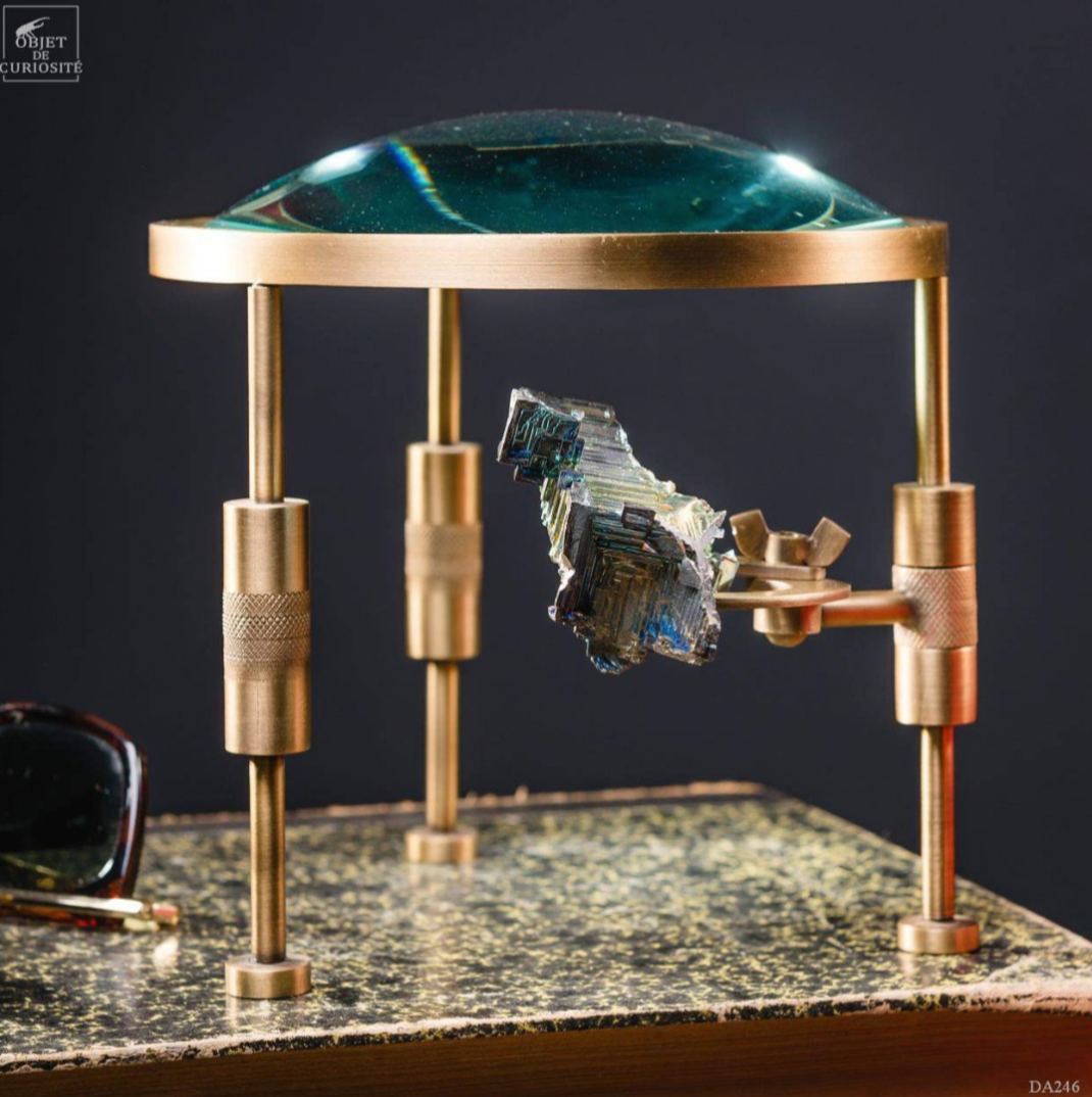 Loupe avec Magnifying Glass on Stand with Bismuth