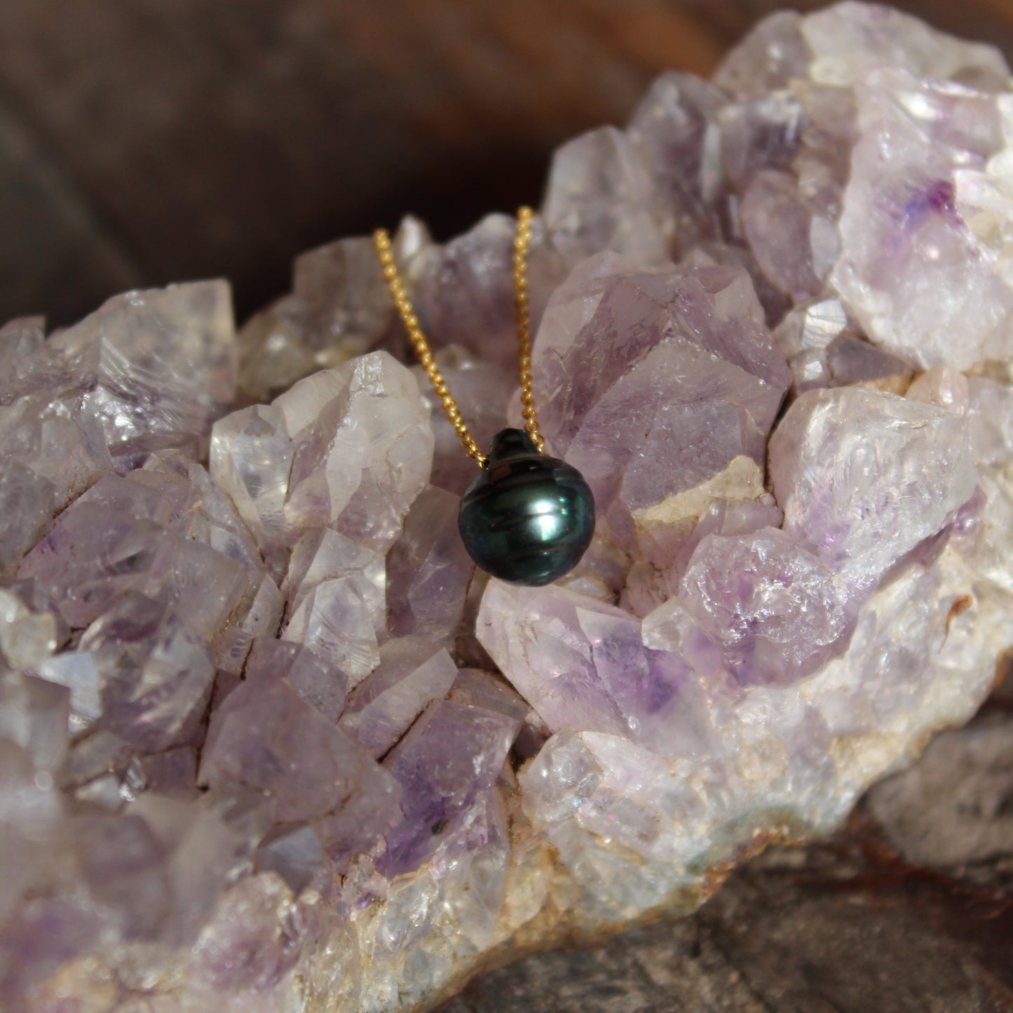 Tahitian pearl teardrop floating